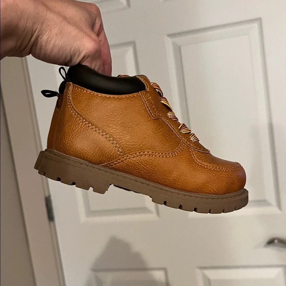 CARTER’S Brown Lace-Up “Tims”